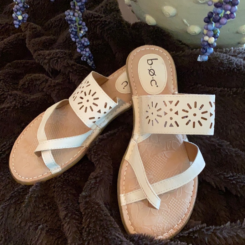 NWOT white leather b.o.c. thing sandals